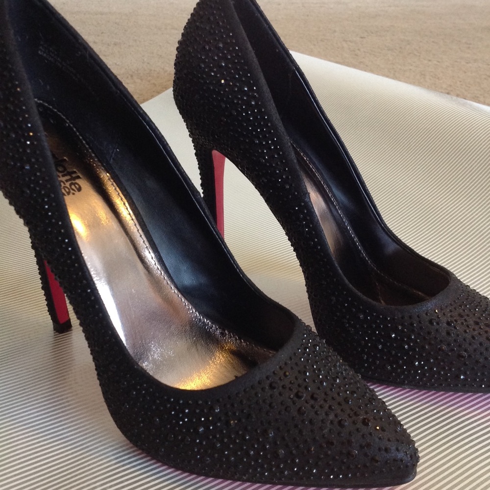 Gorgeous heels with pink bottoms
